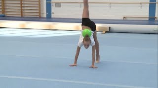 Elemente der Rhythmischen Sportgymnastik  Punkten mit Reifen Ball amp Co [upl. by Weingarten]