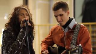 Impresionante Steven Tyler de Aerosmith sorprende a un músico callejero [upl. by Ynahpets]