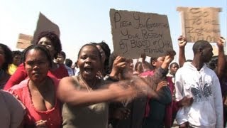 Les femmes des mineurs entonnent des chants antiapartheid [upl. by Lichtenfeld103]