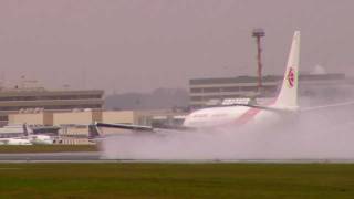 Rainy Thrust Reverser landing  Air Algerie B737 at Brussels airport [upl. by Yaf297]