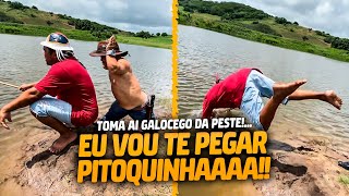 PILILIU DERRUBA O GALO DENTRO DO AÇUDE E ELE PEGA AR 😂  GALO CEGO [upl. by Nollahs]