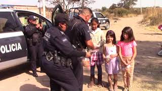 Policías de Aguascalientes regalan juguetes a niños de la calle [upl. by Aihsel627]