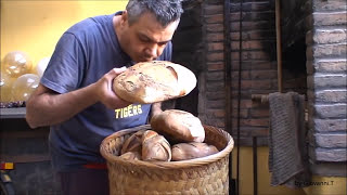 LA SFORNATA DEL PANE FORNO A PIETRA IN SICILIA [upl. by Ire98]