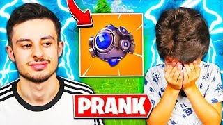 JE PRANK SALEMENT MON PETIT FRÈRE AVEC LA NOUVELLE GRENADE SUR FORTNITE  IL ME FRAPPE 😪 [upl. by Virginia395]