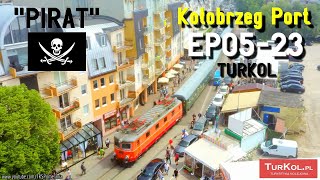 Pociąg wśród sklepów i restauracji Kołobrzeg Port EP0523 PIRAT  EP0523 train by cafés and shops [upl. by Meridel397]