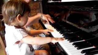 Gabrielle 2 ans et demi apprend déjà le piano [upl. by Akemat]