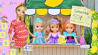 Exciting News at the Lemonade Stand  Anna and Elsa Toddlers Family Stories [upl. by Irrak]