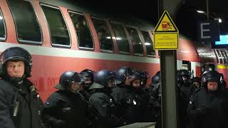 Polizei stoppt Zug mit HSVUltras in Bergedorf [upl. by Anwahsed379]