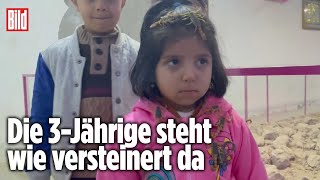 Arzt setzt giftige Skorpione auf den Körper eines Kindes  Afghanistan [upl. by Aierbma428]