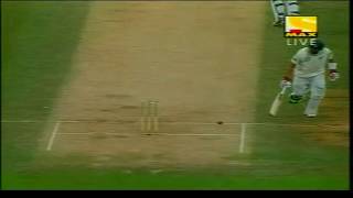 Unbelievable Run Out With Foot  Australia vs New Zealand  Football Kick by Mitchell Johnson [upl. by Jala]