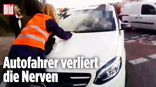 Letzte Generation Autofahrer schiebt Klimaaktivistin von der Straße  Berlin [upl. by Meenen]