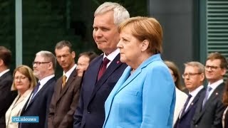 Angela Merkel opnieuw hevig trillend tijdens ceremonie  RTL NIEUWS [upl. by Lebatsirhc]