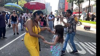 OLHA A HORA QUE ESSA GAROTINHA ARREBENTAR DANÇANDO 💃 COM SUA MAE NA AVENIDA PAULISTA [upl. by Durwin]