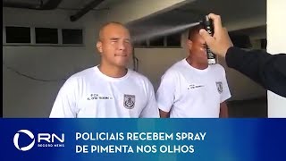 Policiais recebem jato de spray de pimenta nos olhos durante treinamento [upl. by Assitruc]