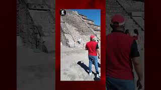 Turista sube pirámide de la luna en Teotihuacán [upl. by Avevoneg]