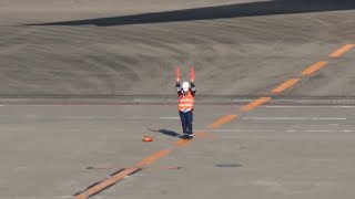 ✈✈女性マーシャラーmarshaller 飛行機を誘導した後 必ず一礼する礼儀正しいマーシャラー全日空 All Nippon Airways 羽田空港 [upl. by Hakaber105]