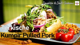 Kumpir mit Pulled Pork  leckere türkische Folienkartoffel  Rezept by Daughter amp Dads Sizzlezone [upl. by Aicilet90]